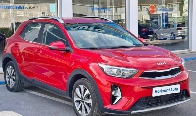 <b>KIA Stonic </b><br>Drive 100cv Rojo