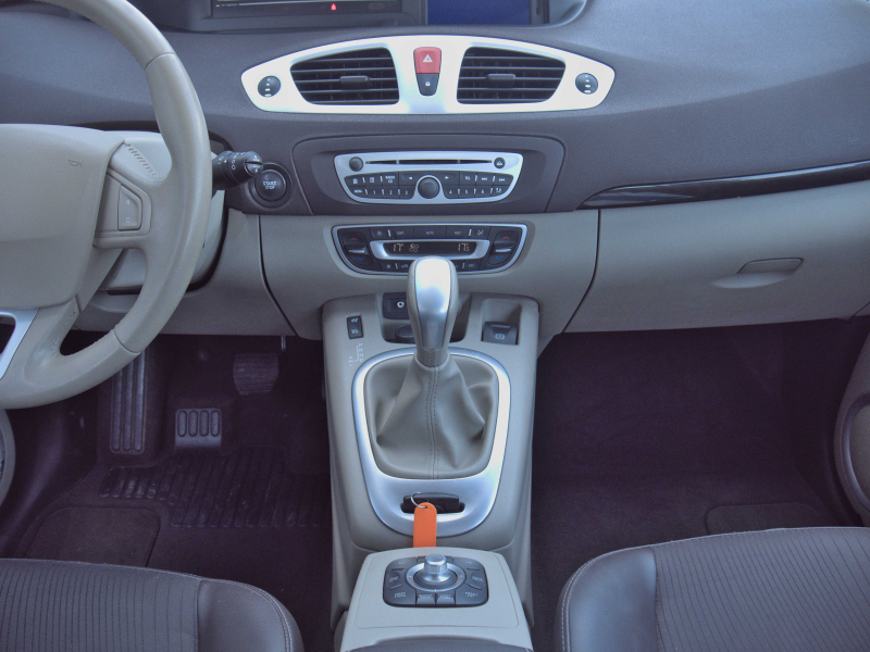 Renault Scenic 2.0DCi Automática 150cv Beige metalizado