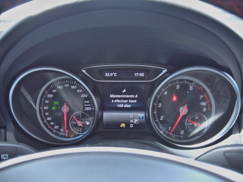 Mercedes-Benz GLA Auto + Levas 1.6i 122cv Gris metalizado