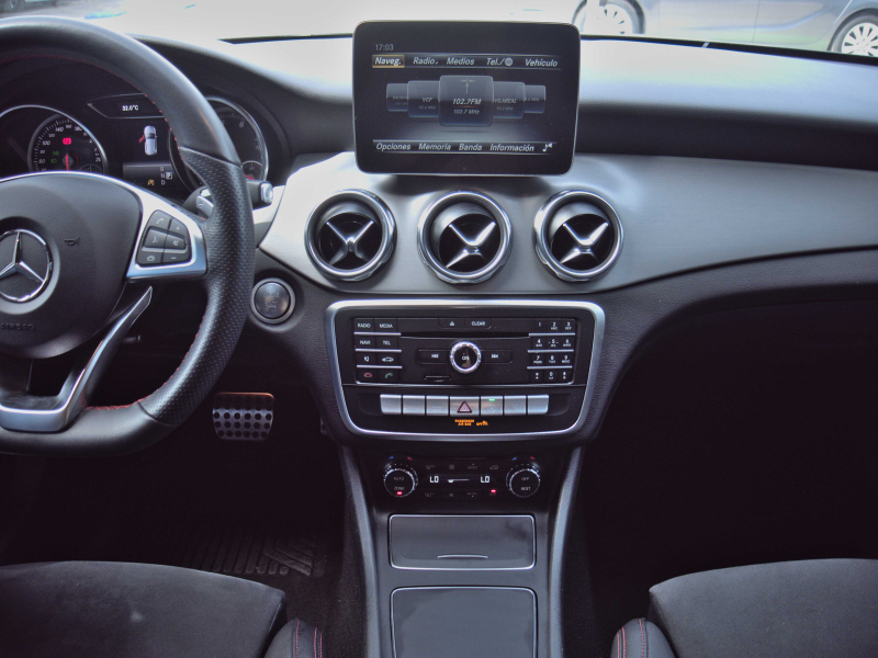 Mercedes-Benz GLA Auto + Levas 1.6i 122cv Gris metalizado