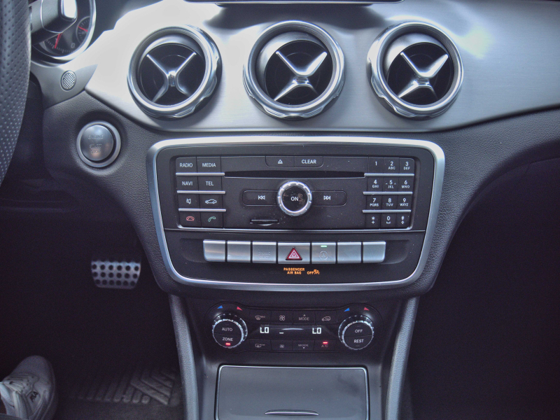 Mercedes-Benz GLA Auto + Levas 1.6i 122cv Gris metalizado