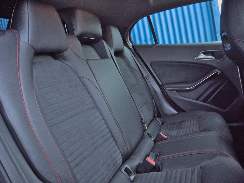 Mercedes-Benz GLA Auto + Levas 1.6i 122cv Gris metalizado
