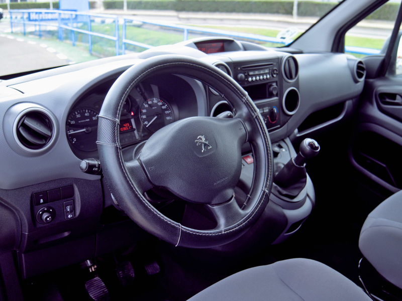 Peugeot Partner 1.6i  98cv Gris
