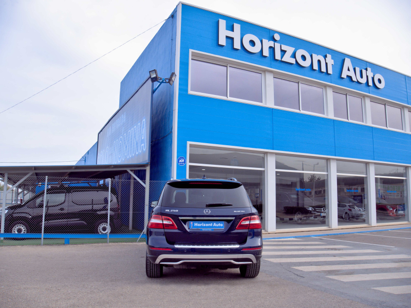 Mercedes-Benz ML 250 Bluetec Diesel 2.2D  204cv Azul metalizado