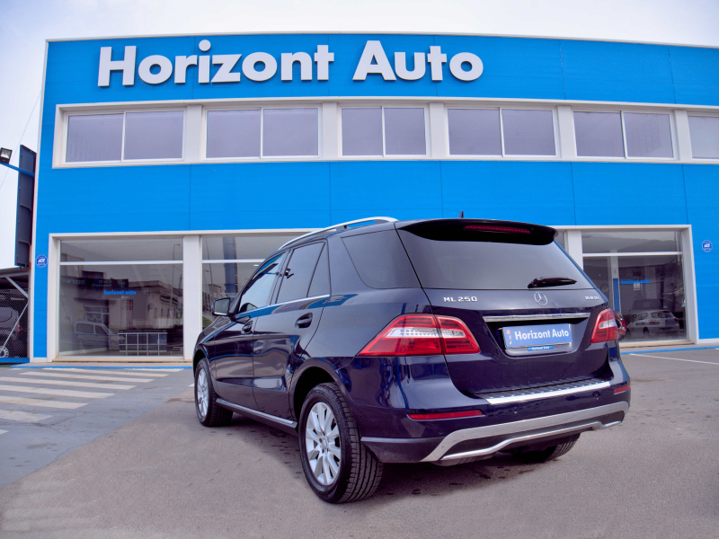 Mercedes-Benz ML 250 Bluetec Diesel 2.2D  204cv Azul metalizado