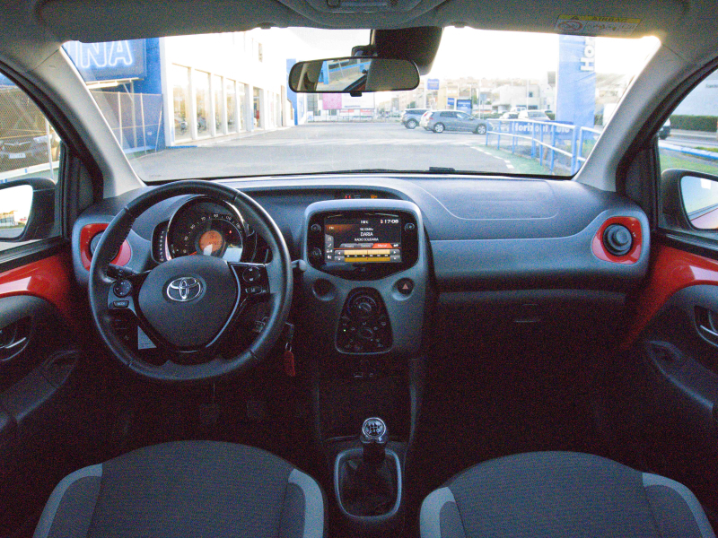 Toyota Aygo 1.0i Xplay 72cv Rojo