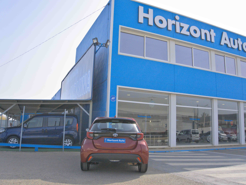 Toyota Yaris Active Tech 1.5 120H eCVT Híbrido  120cv Granate