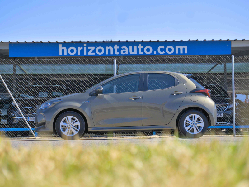 Toyota Yaris Active Tech 1.5 120H eCVT Híbrido Auto  120cv Gris